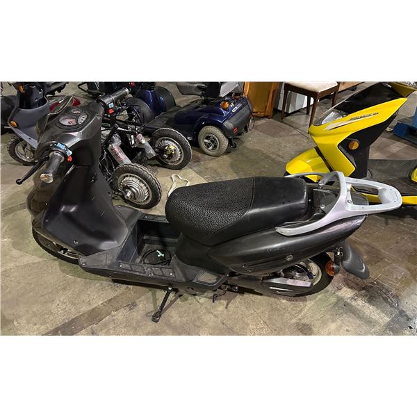 Electric scooter (missing parts - not tested)