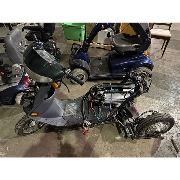 EVT electric scooter (missing base, no key - not tested)