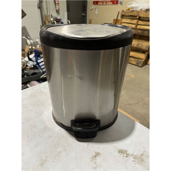 Soft close garbage can