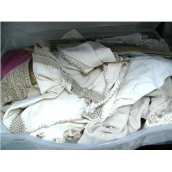 Large lot of lace and linen, table cloths, etc. (16)