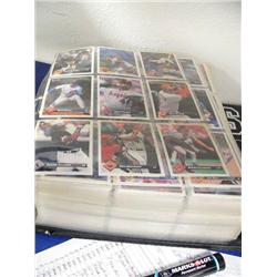Binder with  huge collection of baseball cards (27)