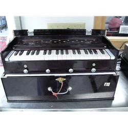 Harmonium in a black lacquer case (25)