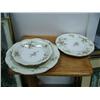 Image 7 : 110-piece set of China Theodore Haviland New York, made in America, pattern is Rosalinde; 2 serving 