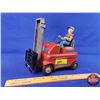 Image 10 : Tin Toy : Forklift (1.5V Dry Battery - Bottom) (7-1/4"H x 4"W x 10"D) (SEE PICS!)