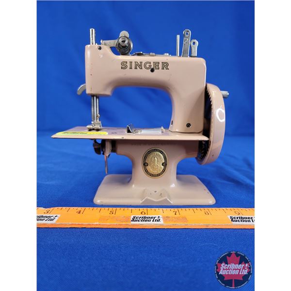 SINGER Sewing Machine - Mini / Toy "Made in Great Britain" (6-1/2"H x 6"W x 3"D) (SEE PICS!)