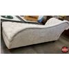 Image 5 : Victorian Style Tufted Chaise Lounge (34"H x 76"W x 28-1/2"D) (SEE PICS!)