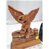 Image 2 : 2 Figurines - Carved wooden eagle and snake & Hawaiian nude lady