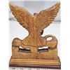 Image 5 : 2 Figurines - Carved wooden eagle and snake & Hawaiian nude lady