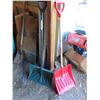 Image 1 : 2 snow shovels