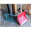 Image 2 : 2 snow shovels