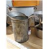 Image 5 : Metal tub, oil jug and green metal jug