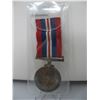 Image 2 : WORLD WAR II WAR MEDAL - 800 SILVER - 1939-1945 WAR MEDAL - Original Ribbon