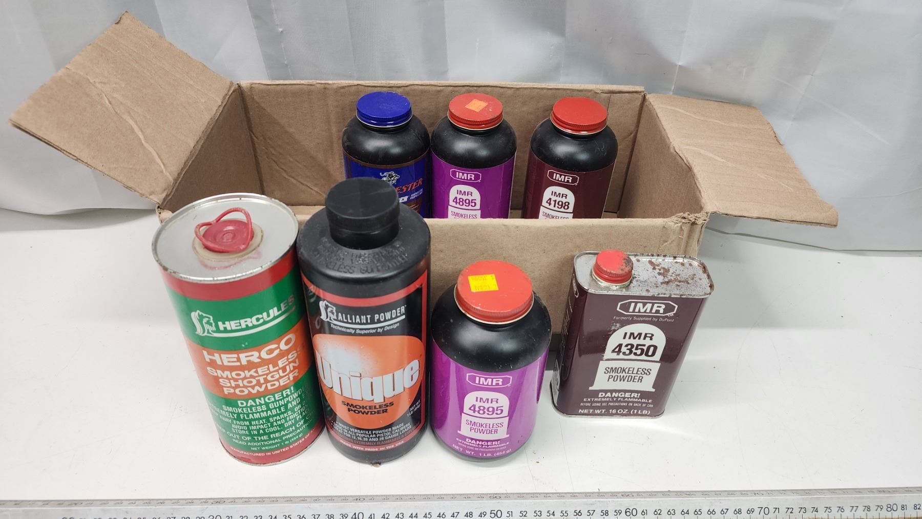 Box full of gun reloading powder - Schmalz Auctions