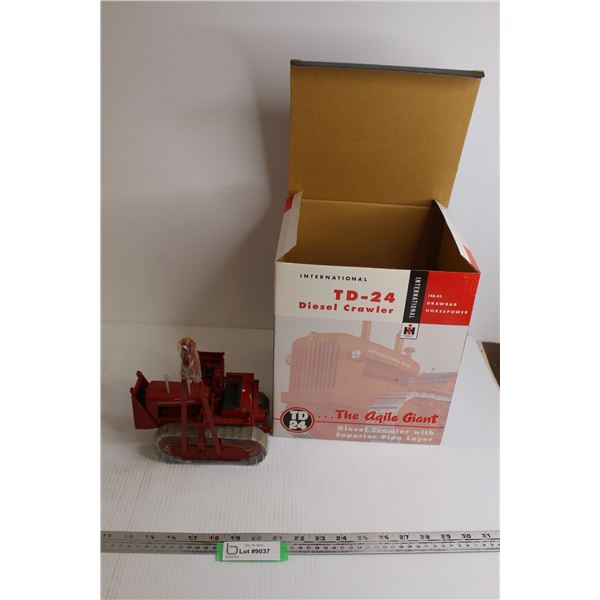 * International Harvester TD-24 Diesel Crawler Die Cast - 1/25