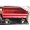 Image 3 : ERTL Farmall 350 Tractor and Wagon Die Cast Set - 1/16