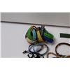 Image 4 : Lot of: Bangles, Plastic Bracelets, Stretchy Hairbands