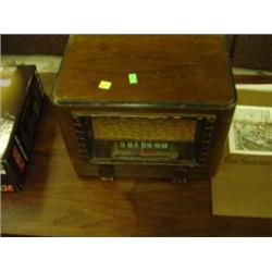 OLD RCA VICTOR RADIO