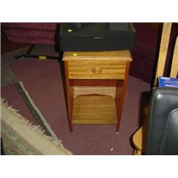 OAK SIDE TABLE W/ DRAWER