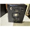 Image 2 : LOT OF 9 ANTIQUE CAMERAS AND A LEVEL