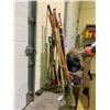 Image 2 : 5 BUNDLES OF ASSORTED TOOLS INCLUDING; SHOVELS, RAKES, PICKAXES, POST HOLE DIGGER & MORE
