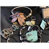 Image 2 : MISCELLANEOUS JEWELRY