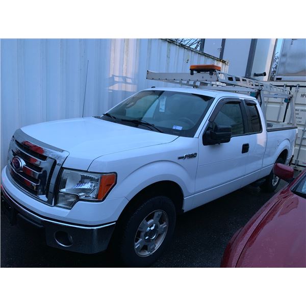 *R* 2010 FORD 150 XLT, 4DR EXT CAB, PICK UP, WHITE VIN 1FTEX1C8XAFA20098