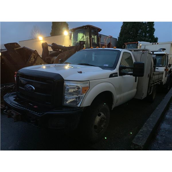 *R* 2014 FORD F350 SUPER DUTY, 2DR FLATDECK, WHITE, VIN 1FDRF3H62EEB15611,