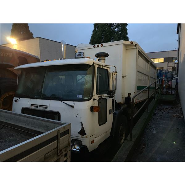 *R* 2007 AUTOCAR XPEDITOR CUMMINS ISC05, GARBAGE TRUCK, 2DR, WHITE, VIN 5VCH36PE17H204075