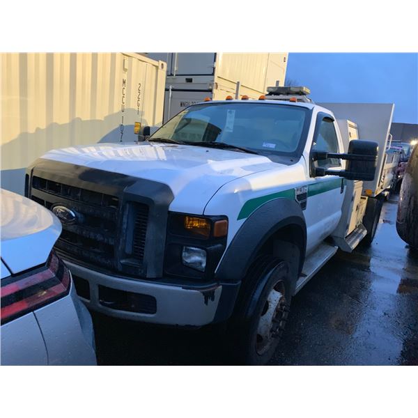 *R* 2008 FORD F550 XL SUPER DUTY, DUMP TRUCK, 2 DR, WHITE, VIN 1FD5F56Y38EA68107,