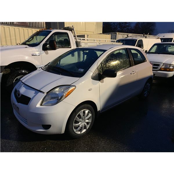 *R* 2008 TOYOTA YARIS, HATCHBACK, WHITE, VIN JTDJT923485154264,