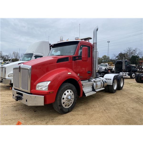 2016 KENWORTH T880 Day Cab Truck
