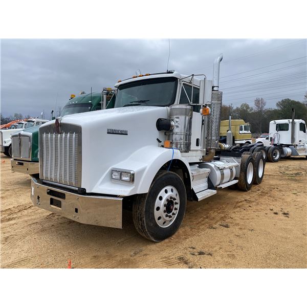 2016 KENWORTH T800 Day Cab Truck