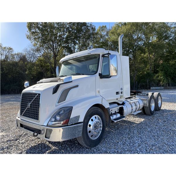 2015 VOLVO VNL Day Cab Truck