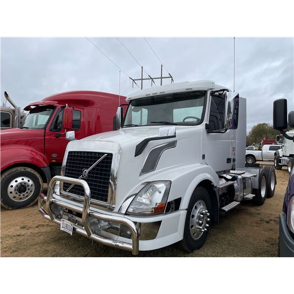 2015 VOLVO VNL Day Cab Truck