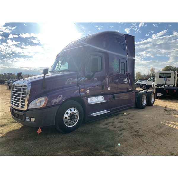 2015 FREIGHTLINER CASCADIA Sleeper Truck