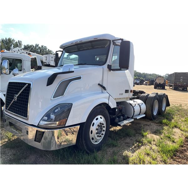 2007 VOVLO  Day Cab Truck