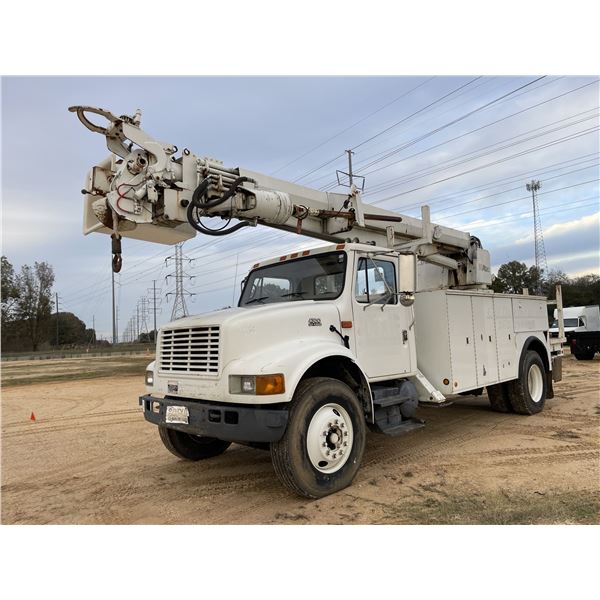 2001 INTERNATIONAL 4700 Digger Derrick Truck