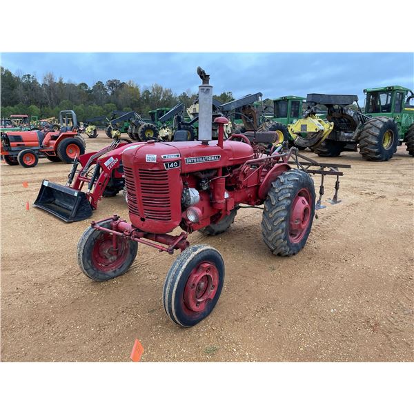 INTERNATIONAL FARMALL 140 Farm Tractor