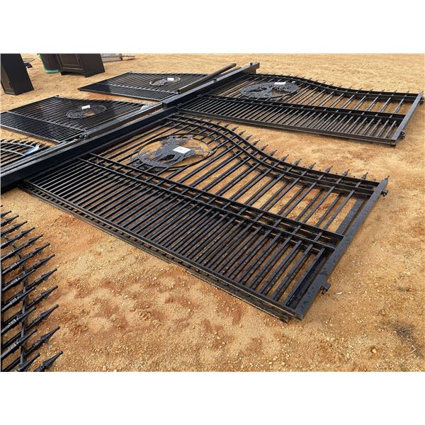 BI-PARTING GATES W/POST, 20 FT, TRIPLE HORSE HEAD