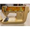 Image 2 : Vintage Singer Starlet Travelling Sewing Machine 9 Stitch Patterns 3 Needle Heights