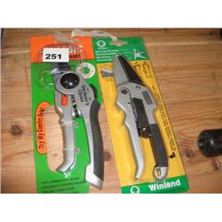 2 PAIRS OF DELUXE SECATEURS
