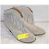 Image 1 : SIZE 7 LADIES GREY LEATHER FRINGE BOOTS-ESTATE