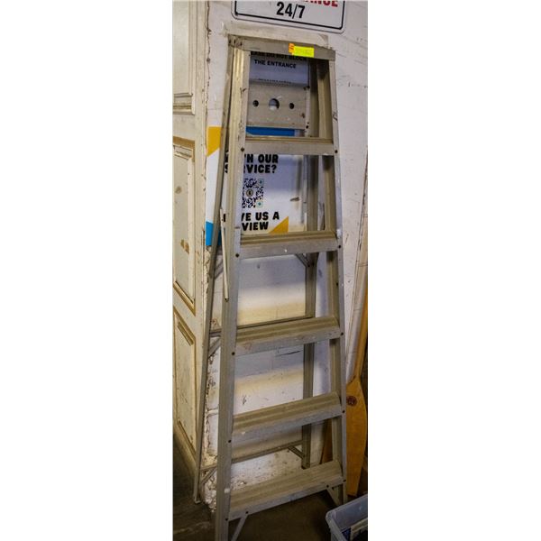 ALUMINUM LADDER