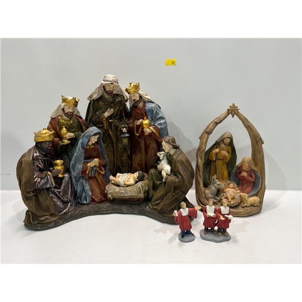 Two Christmas Nativity Scene's - Comes With Miniature Choir Boys - Velvet Box