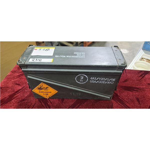 MEDIUM ARMY METAL AMMO BOX EXCELLENT CONDITION