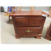 Image 2 : 2 Matching Night Stands 18" x 24" x 26"