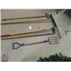 Image 2 : 5 Hand Yard Tools ; Fork, Rake, Hoe, Edger