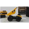 Image 8 : CAT Excavator - Plastic & CAT Dump Truck with Sounds - Plastic