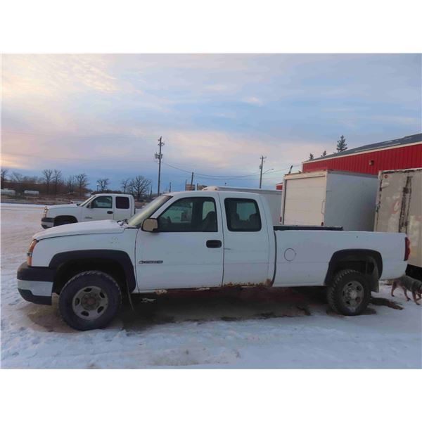 2004 Chevy Silverado 2500 HD Extended Cab 8 Cylinder 4x4 - Has TOD