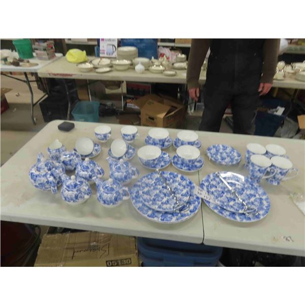Maxwell William Place Setting Antique Blue - 40+ Pieces